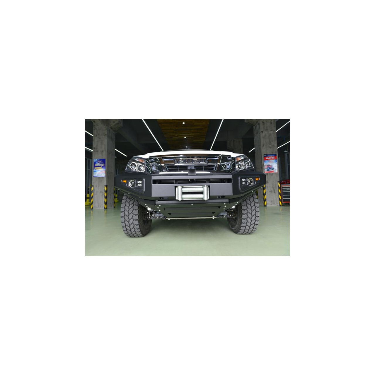 ZDERZAK PRZEDNI Z PŁYTĄ MONTAŻOWĄ ISUZU D-MAX 2012>