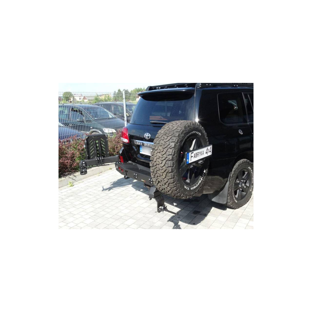 ZDERZAK TYLNY Z MOCOWANIEM KOŁA TOYOTA LC200 2007+