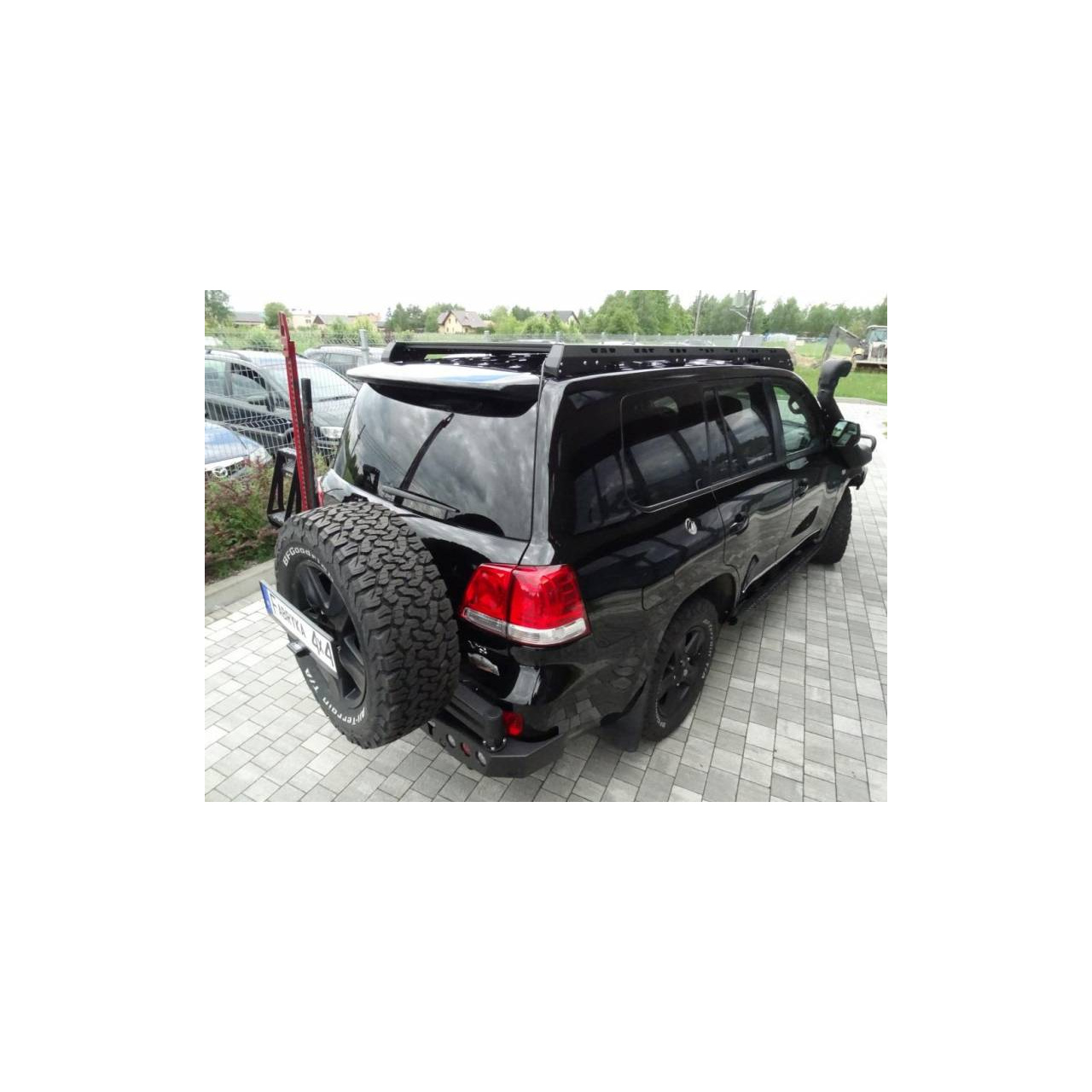 ZDERZAK TYLNY Z MOCOWANIEM KOŁA TOYOTA LC200 2007+