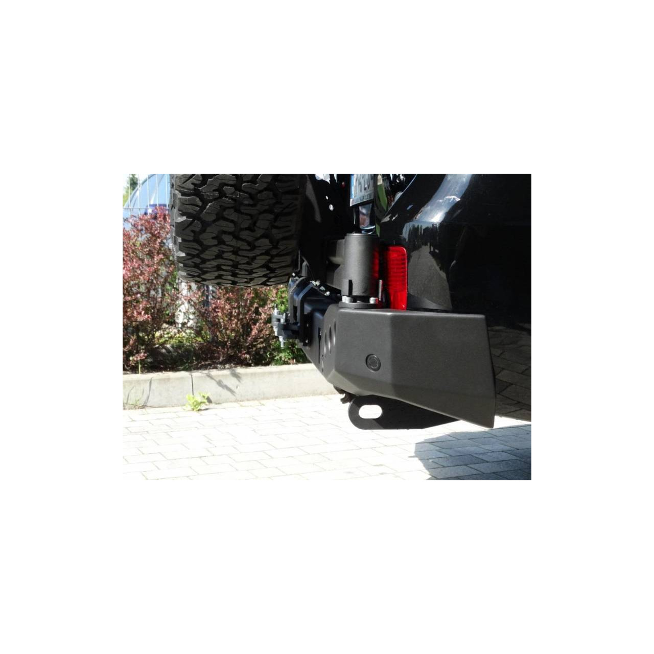 ZDERZAK TYLNY Z MOCOWANIEM KOŁA TOYOTA LC200 2007+