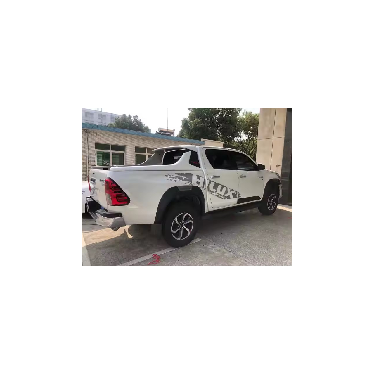 Poszerznia nadkoli, błotników OE style - Toyota Hilux 2016+