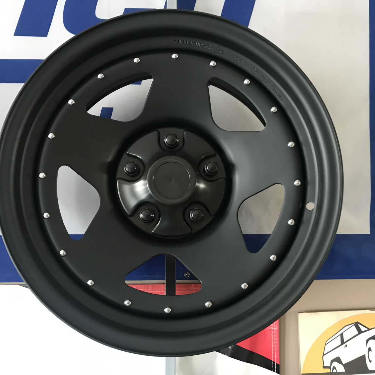 Komplet 4 sztuk dekieleków czarnych do felg o rozstawie 5x114,3 pod nakrętki