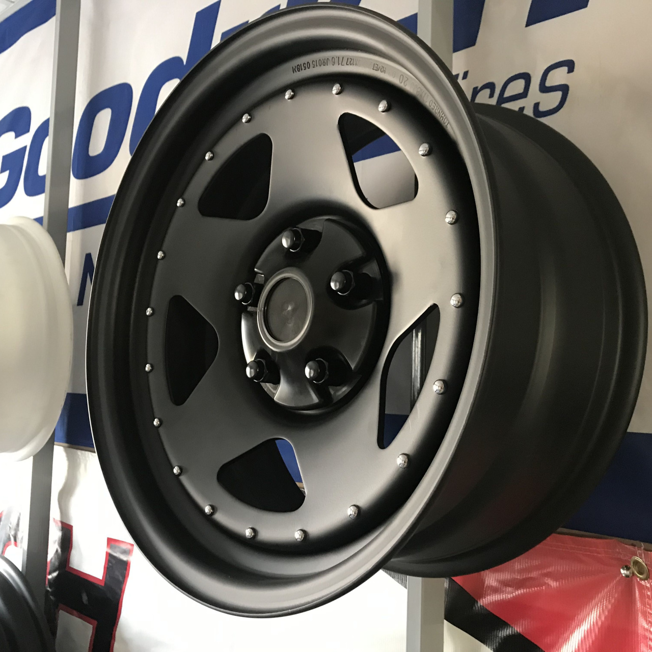 Komplet 4 sztuk dekieleków czarnych do felg o rozstawie 5x114,3 pod nakrętki