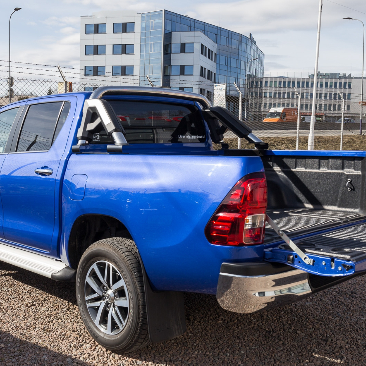 ORUROWANIE PAKI SKRZYNI ŁADUNKOWEJ TOYOTA HILUX 2015+