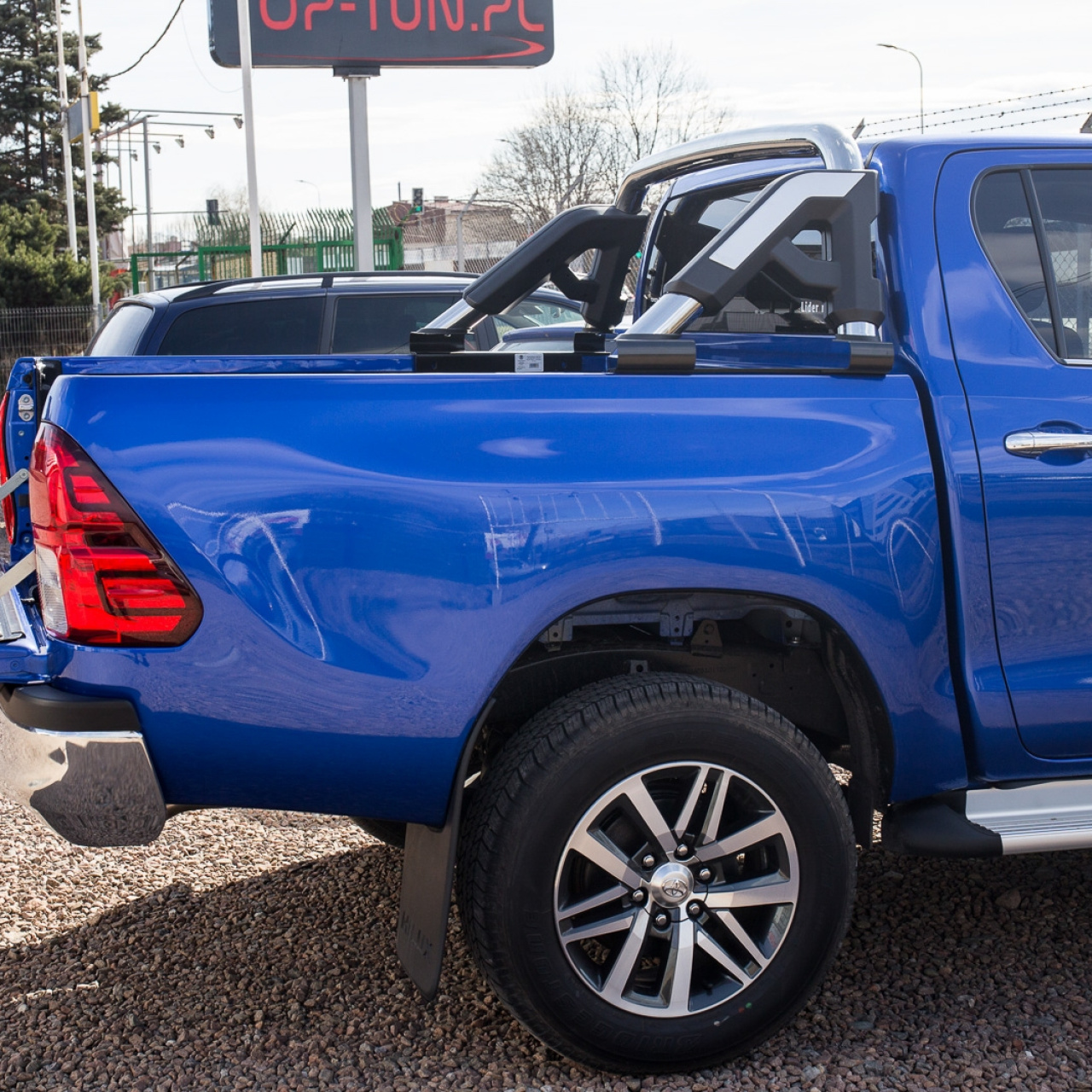 ORUROWANIE PAKI SKRZYNI ŁADUNKOWEJ TOYOTA HILUX 2015+