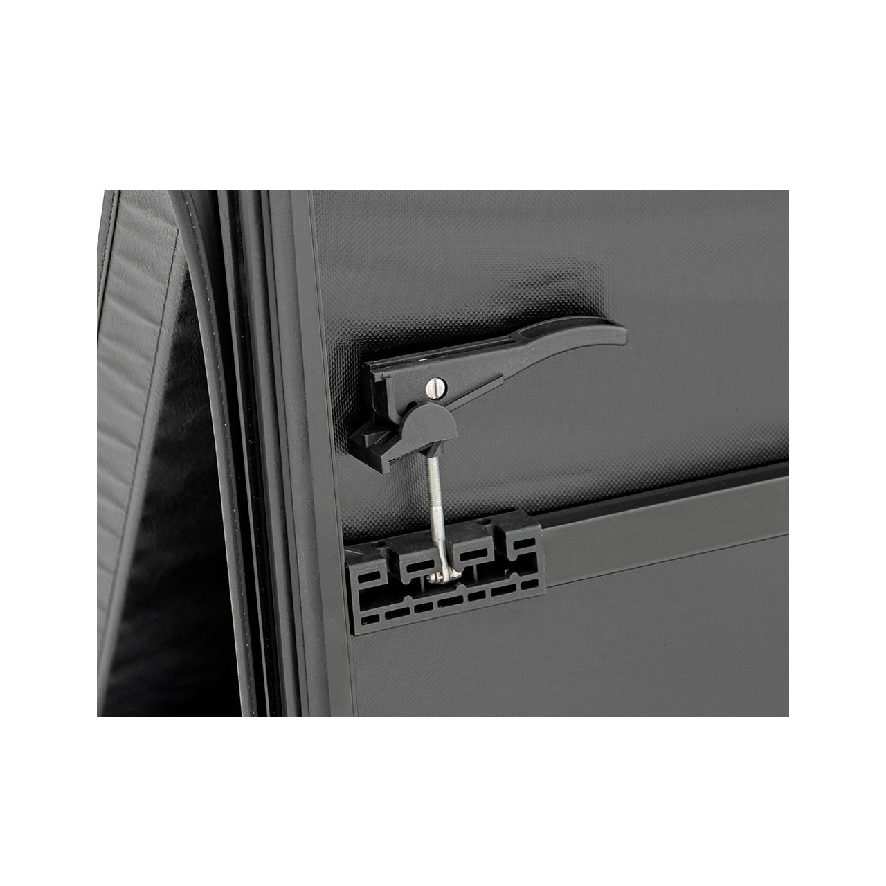 Miękka pokrywa skrzyni 5' 5" z systemem zarządzania ładunkiem Tri-Fold Rough Country - Toyota Tundra 07-