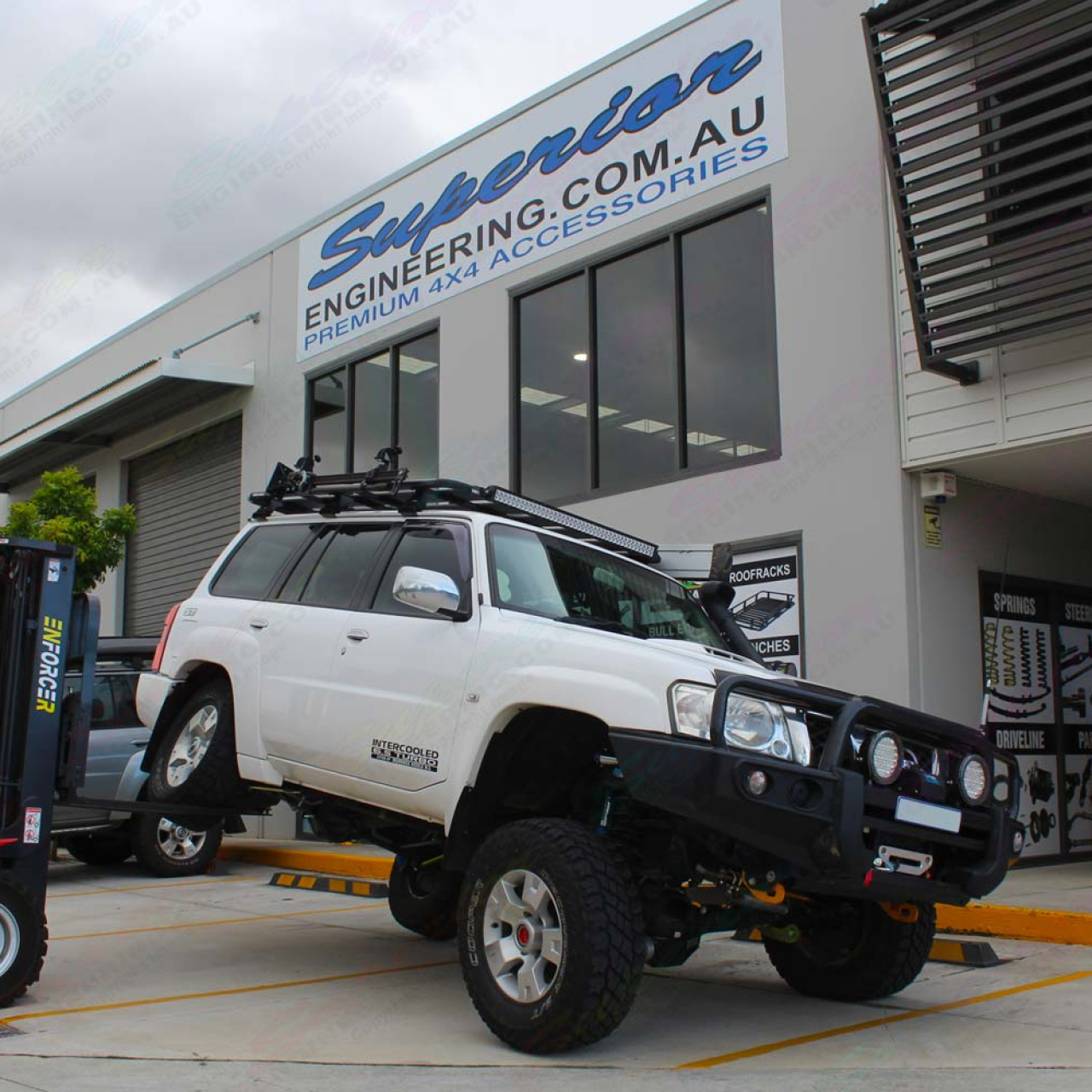 lift-zawieszenia-5-rezerwuar-hybrid-superflex-superior-engineering-nissan-patrol-y61-00-10