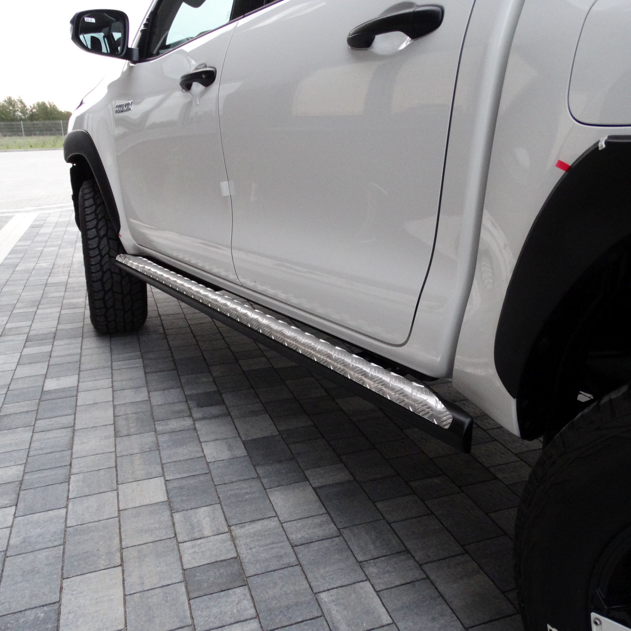 PROGI BOCZNE TOYOTA HILUX REVO