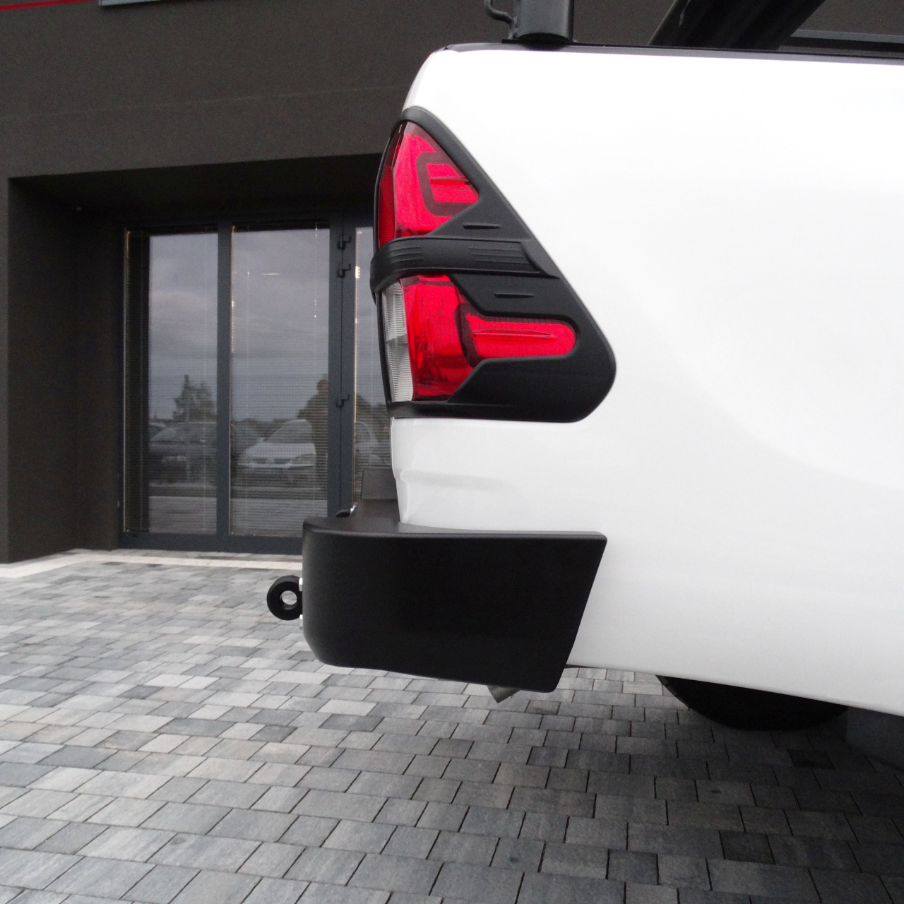 ZDERZAK TYLNY KRÓTKI (belka haka z kwadratką w zestawie) toyota Hilux