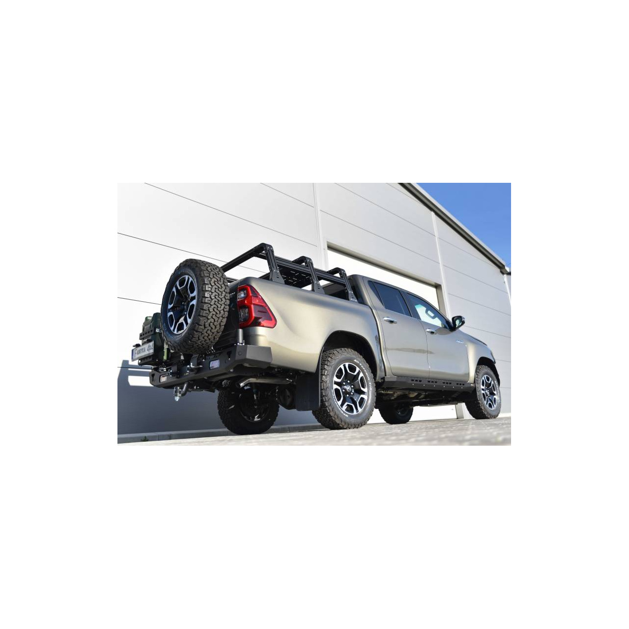 ZDERZAK TYŁ KRÓTKI Z LAMPAMI LED TOYOTA HILUX REVO 2020+