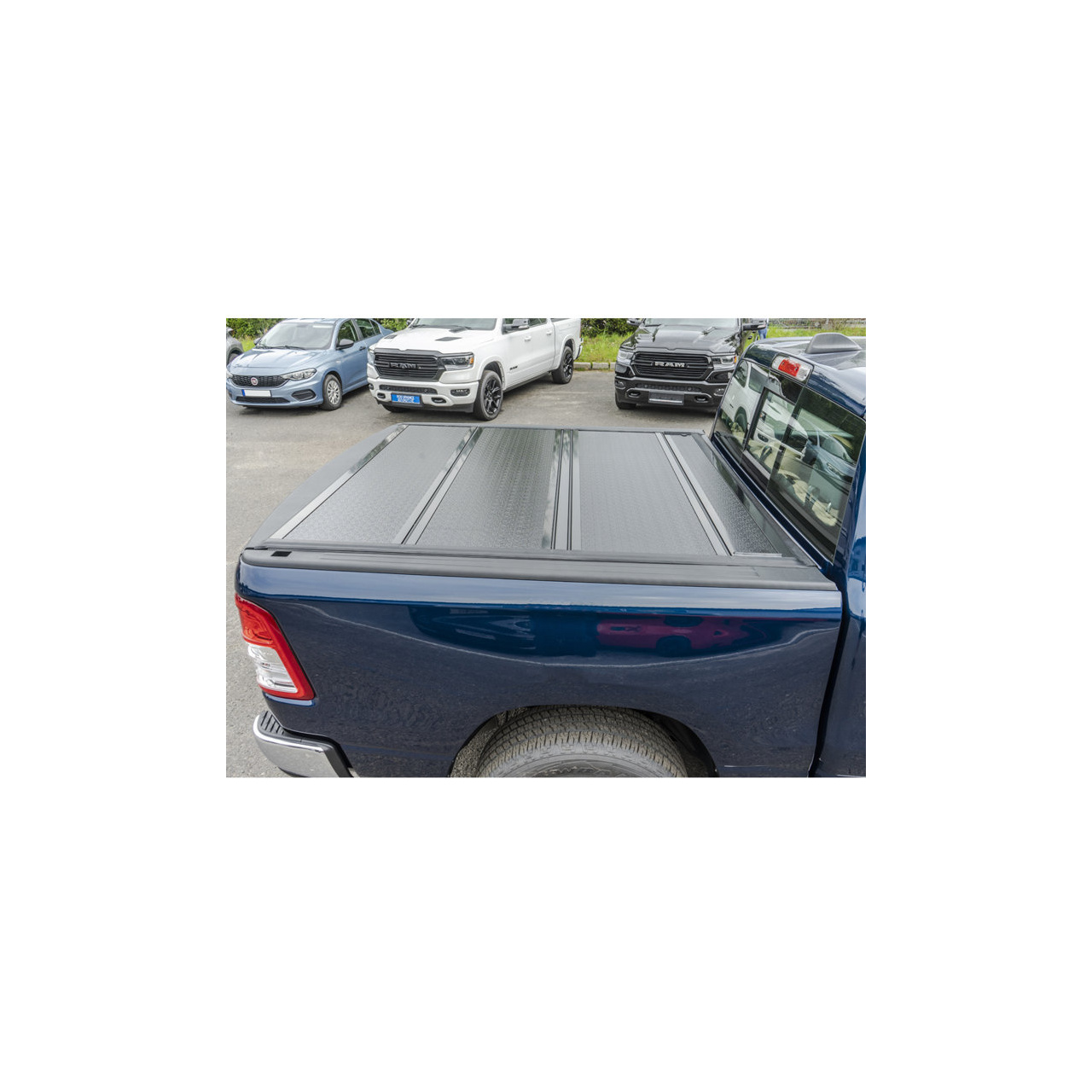 Twarda pokrywa skrzyni ładunkowej tri-fold niski profil Double Cab 5' 5" Toyota Hilux Revo 2015+