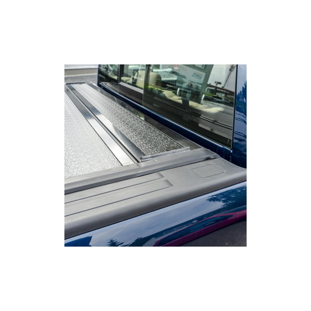 Twarda pokrywa skrzyni ładunkowej tri-fold niski profil Double Cab 5' 5" Toyota Hilux Revo 2015+