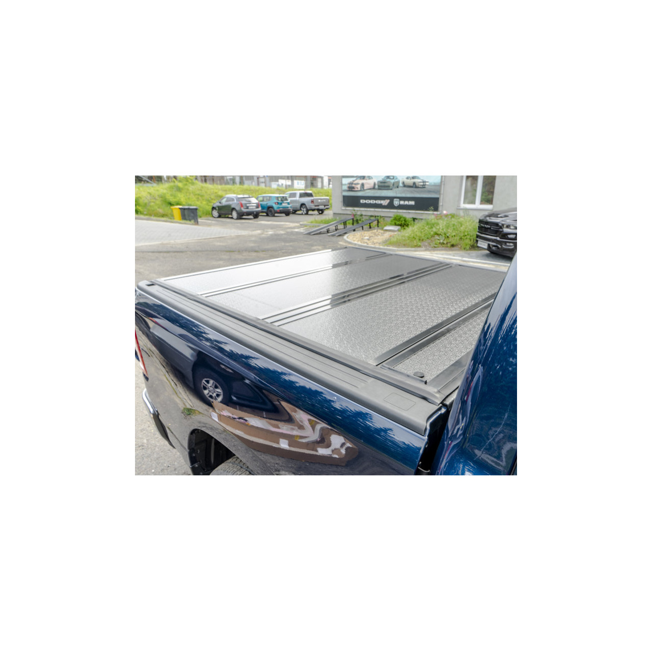 Twarda pokrywa skrzyni ładunkowej tri-fold niski profil Double Cab 5' 5" Toyota Hilux Revo 2015+