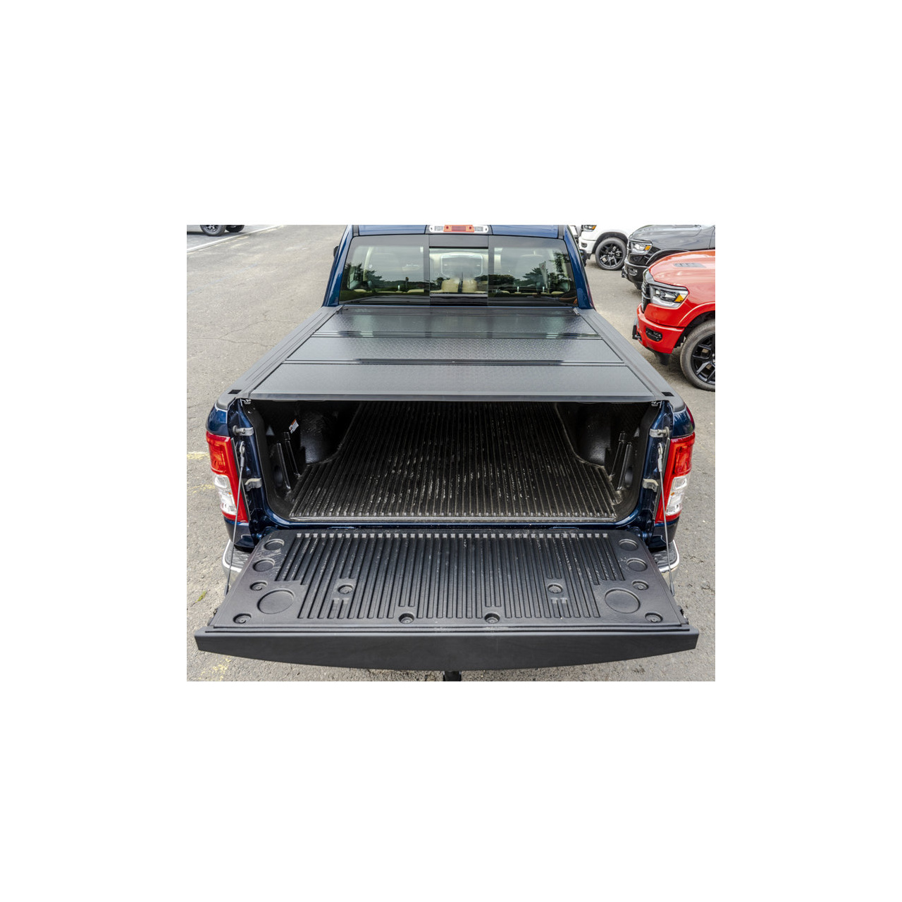 Twarda pokrywa skrzyni ładunkowej tri-fold niski profil Double Cab 5' 5" Toyota Hilux Revo 2015+