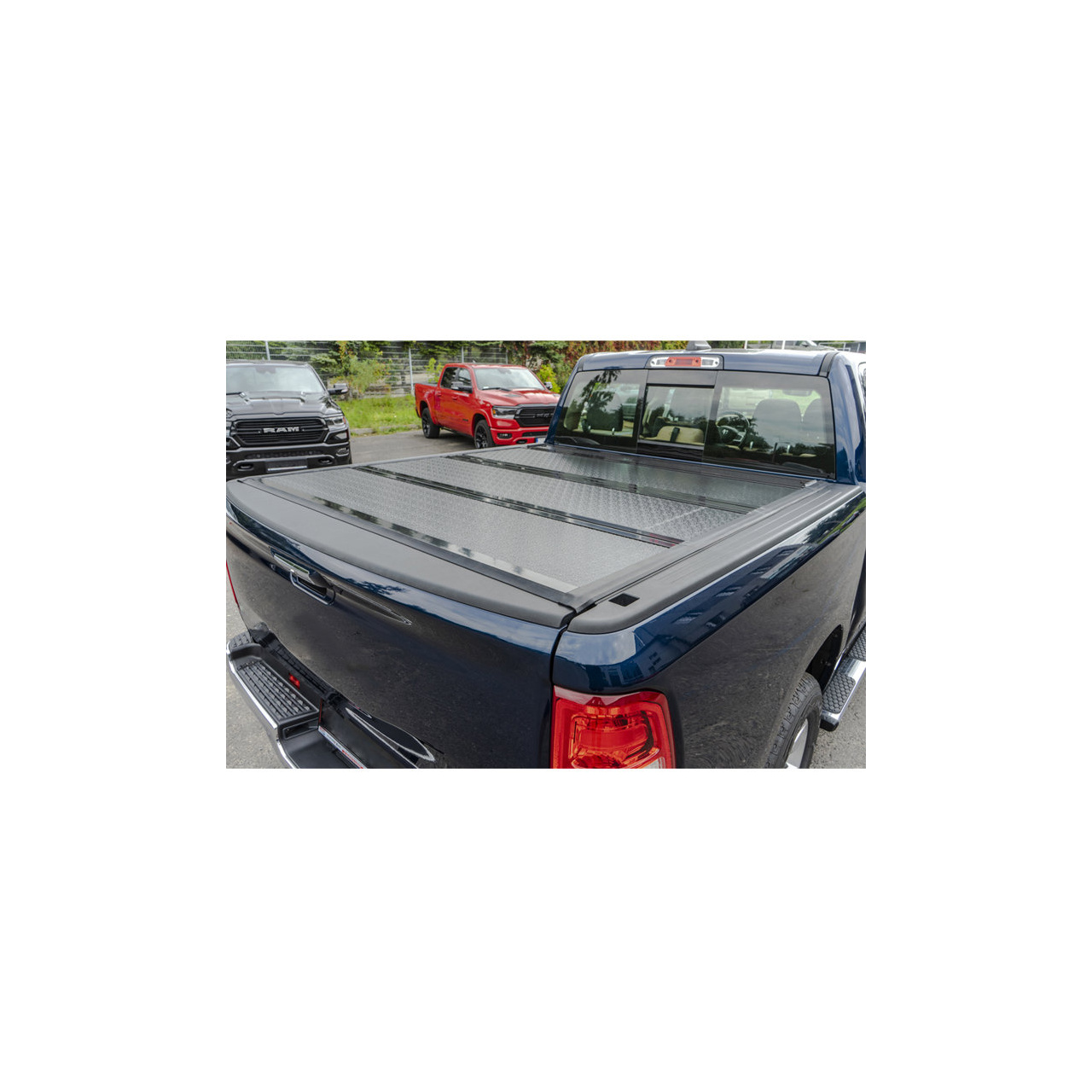 Twarda pokrywa skrzyni ładunkowej tri-fold niski profil Double Cab 5' 5" Toyota Hilux Revo 2015+