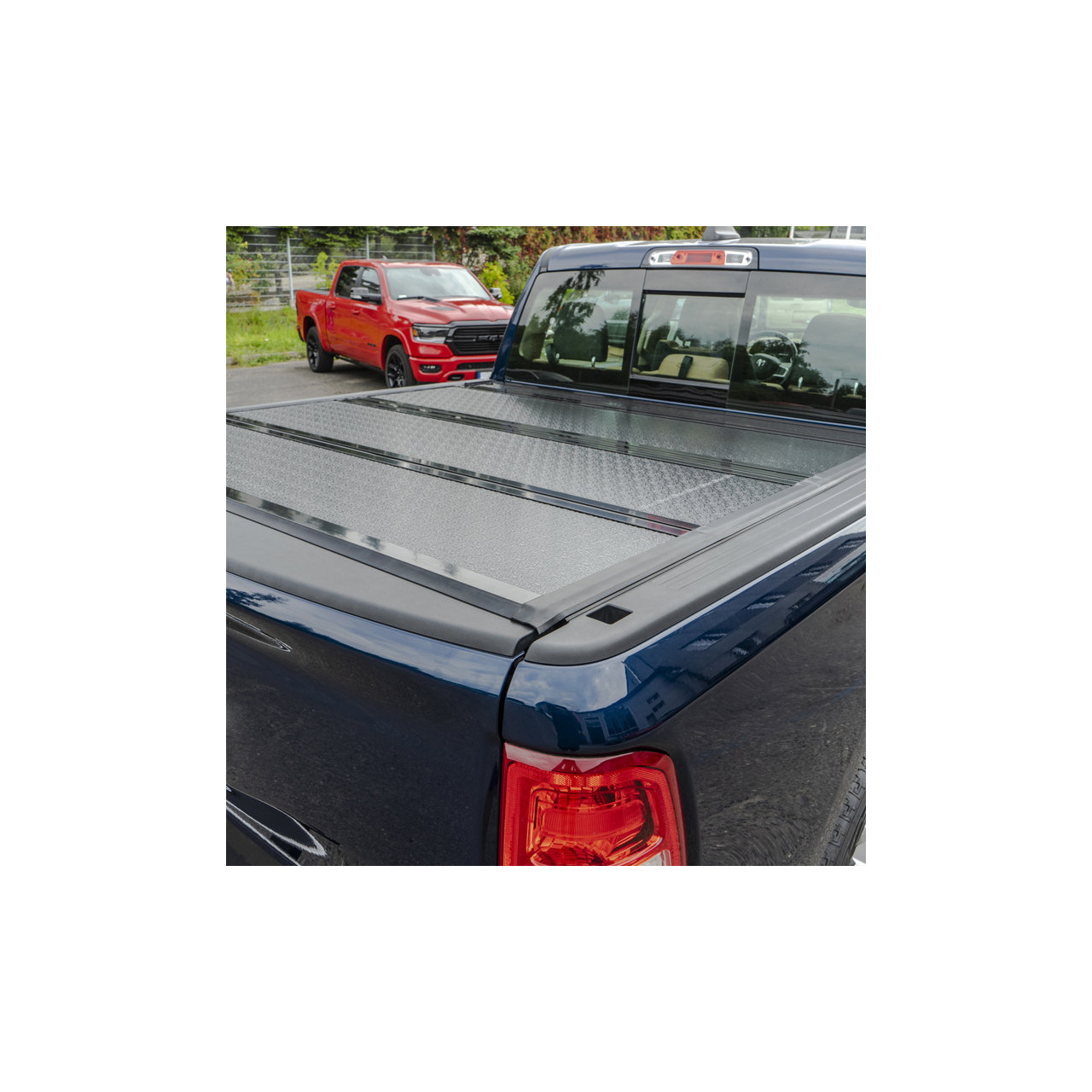 Twarda pokrywa skrzyni ładunkowej tri-fold niski profil Double Cab 5' 5" Toyota Hilux Revo 2015+