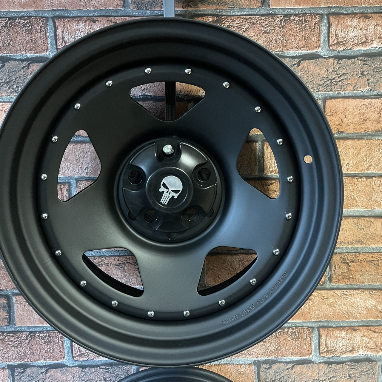 Komplet 4 sztuk dekieleków czarnych do felg o rozstawie 5x114,3 pod nakrętki JEEP