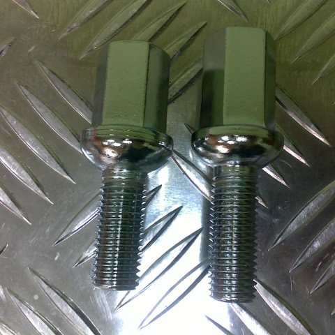 Śruby chromowane do mocowania felg o wymiarze 12x1,5