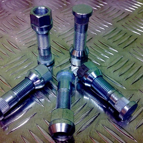 Szpilki + nakrętki do dystansów 14x1,5